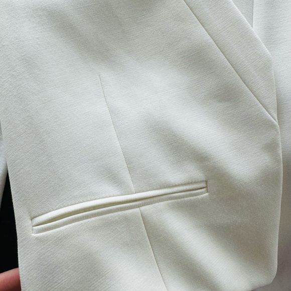 BCBG Oversized Cropped Structured Blazer - Picture 3 of 4